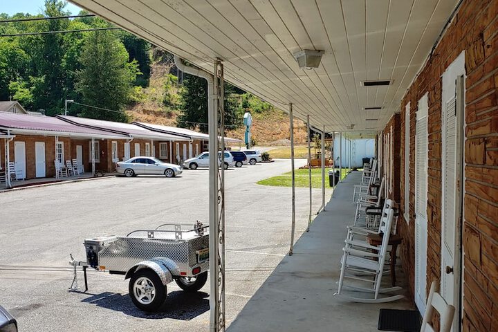 RoseWood Inn - thumb 1