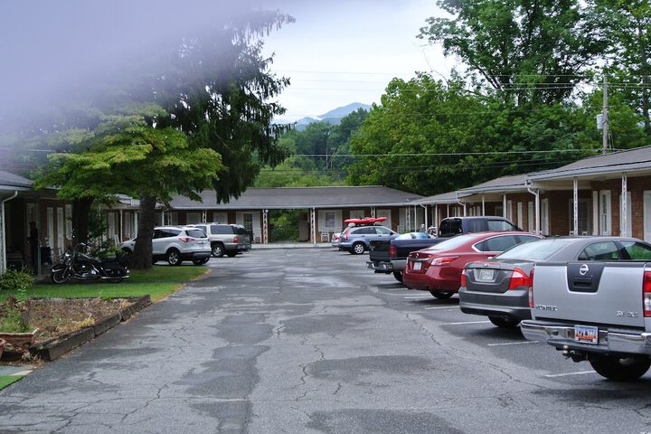 RoseWood Inn - thumb 5