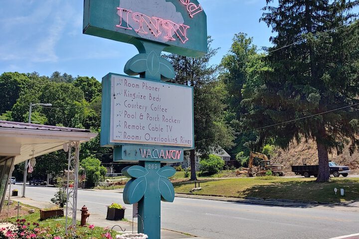 RoseWood Inn - thumb 3