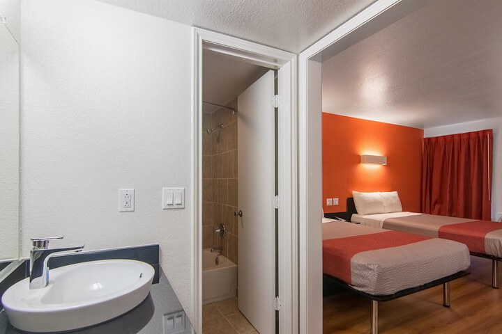 Motel 6 Paris, TX - thumb 2