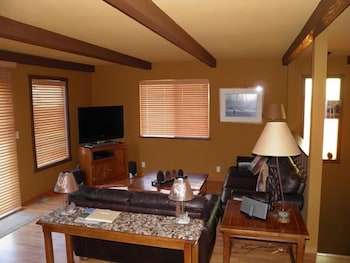 584 Alpine Dr - thumb 1