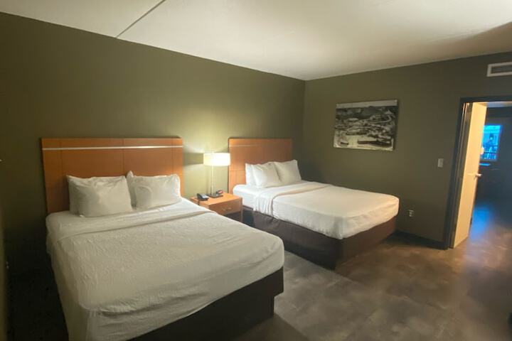 Adventureland Inn - thumb 6