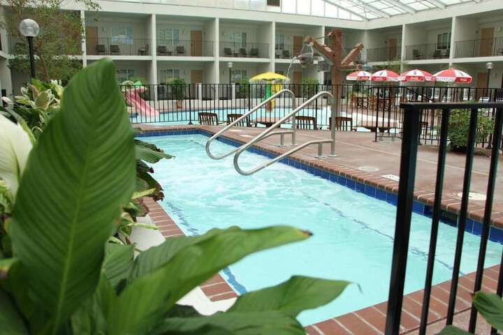 Adventureland Inn - thumb 4