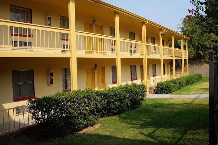 Travelers Inn - thumb 3