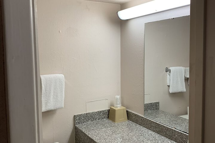 Travelers Inn - thumb 7