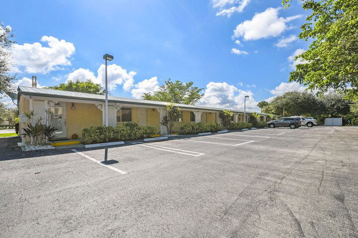 Tequesta Palms Inn - thumb 2