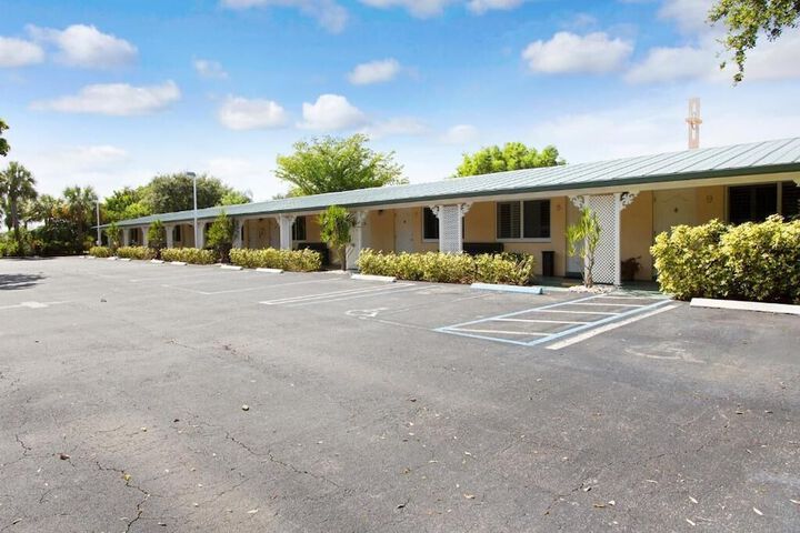 Tequesta Palms Inn - thumb 4