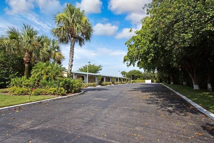 Tequesta Palms Inn - thumb 3