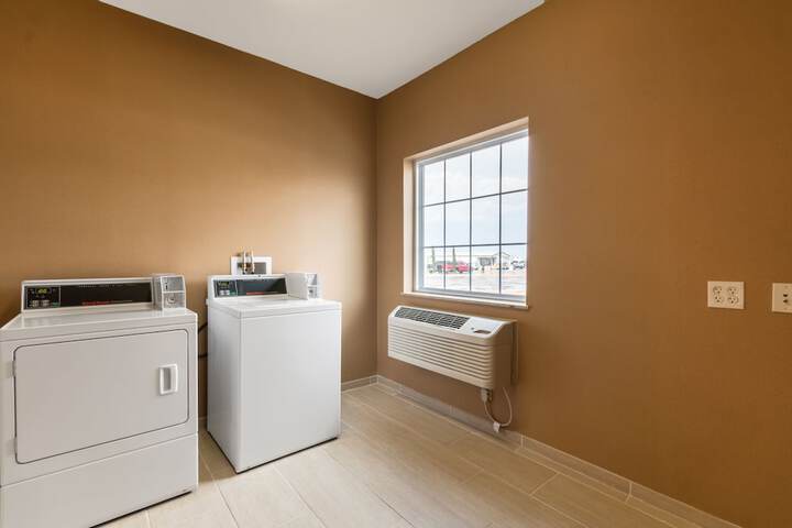 Cobblestone Hotel & Suites Pecos - thumb 1