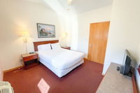 Lake Bluff Inn and Suites