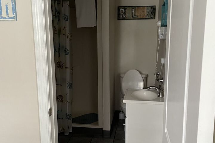 Carbone's Beachside Suites - thumb 5