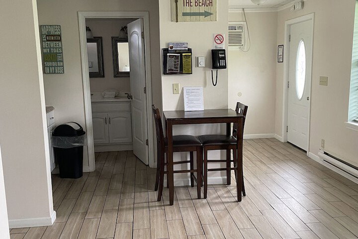 Carbone's Beachside Suites - thumb 3