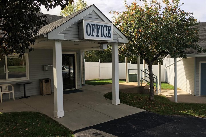 Dollinger's Motor Inn - thumb 1