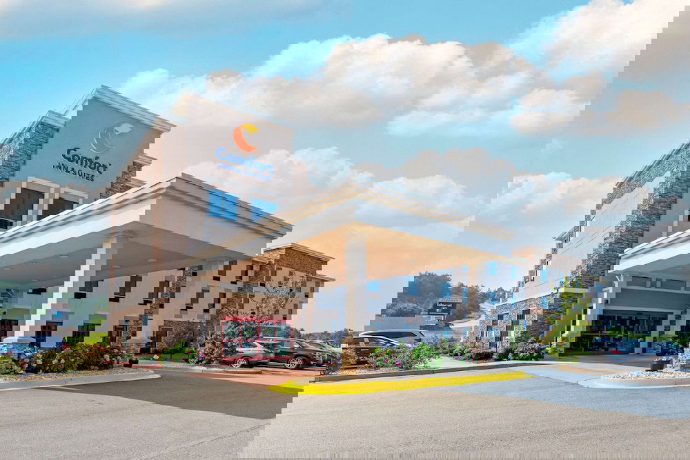 Comfort Inn & Suites - thumb 1