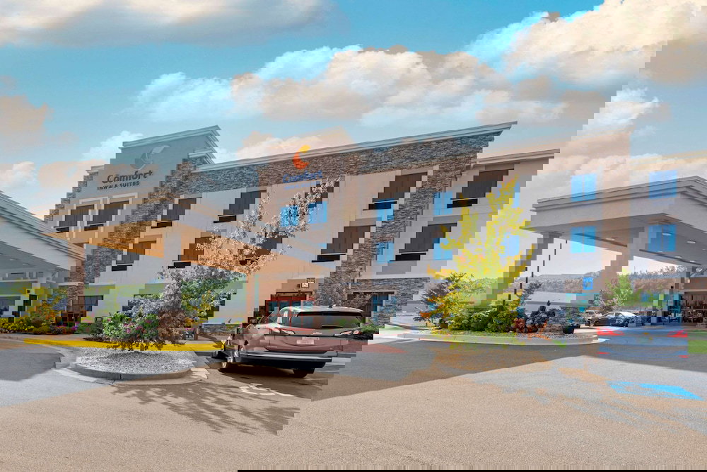 Comfort Inn & Suites - thumb 0