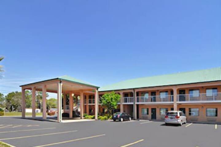 Econo Lodge Inn & Suites - thumb 1