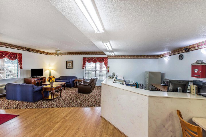 Econo Lodge Inn & Suites - thumb 2