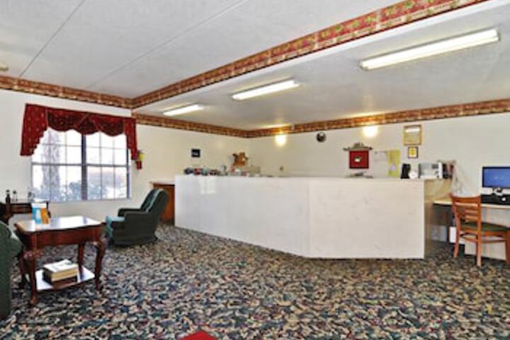 Econo Lodge Inn & Suites - thumb 3