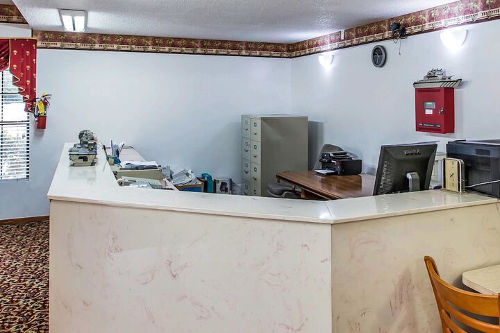 Econo Lodge Inn & Suites - thumb 5