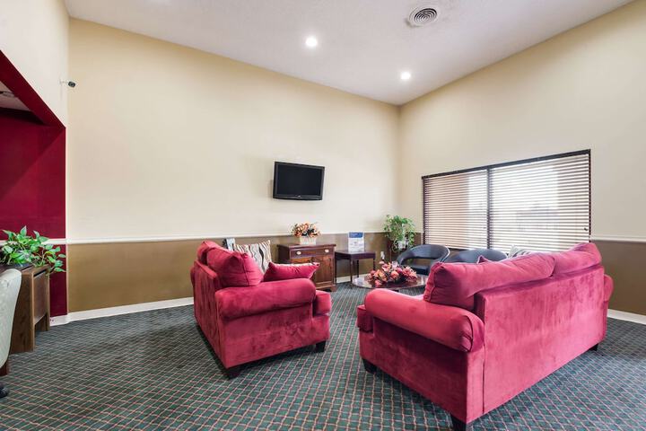 Econo Lodge Inn & Suites East - thumb 3