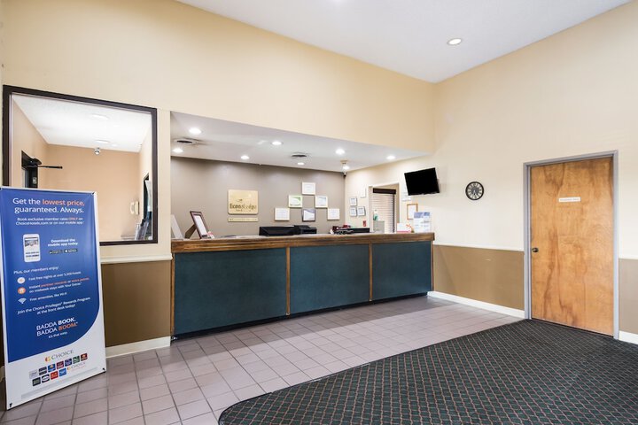 Econo Lodge Inn & Suites East - thumb 1