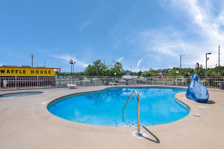 Econo Lodge Inn & Suites East - thumb 2