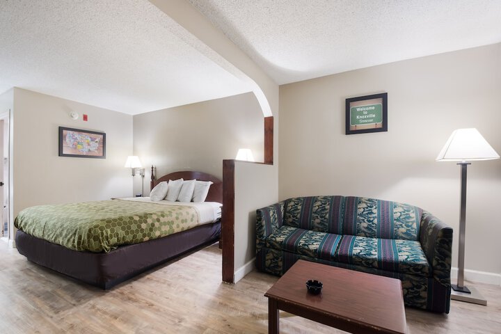 Econo Lodge Inn & Suites East - thumb 6