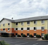Days Inn  Suites by Wyndham Traverse City - Students Accommodation