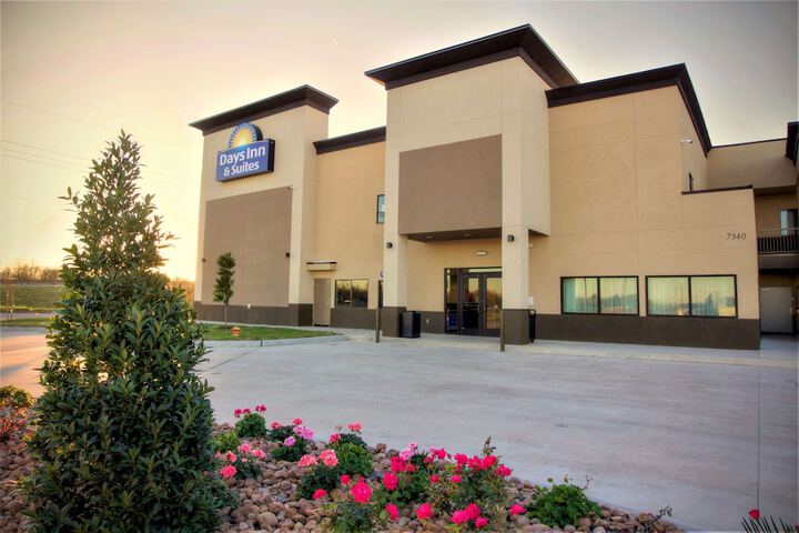 Days Inn & Suites By Wyndham Port Arthur - thumb 1