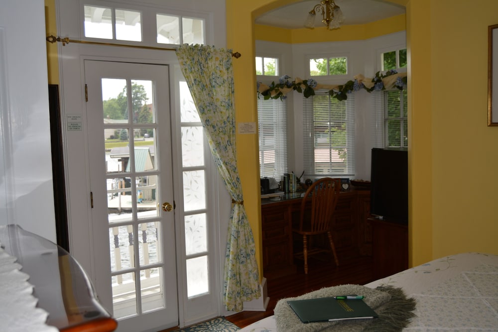 Boathouse Waterfront Lodging - thumb 5