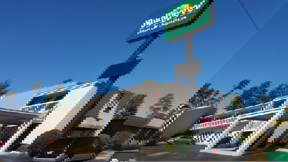 Budgetel Inn & Suites - thumb 2