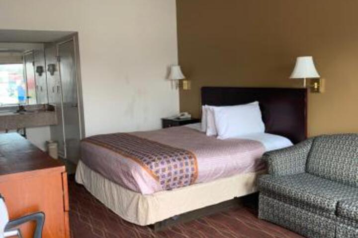 Budgetel Inn & Suites - thumb 0