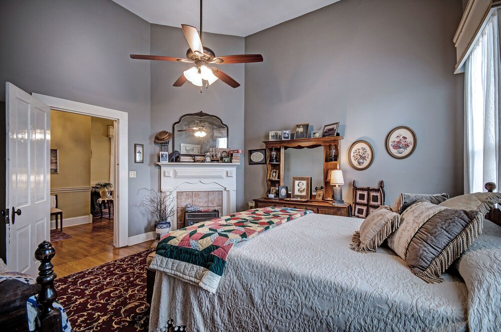 Clyde And Marie's Bed & Breakfast - thumb 4