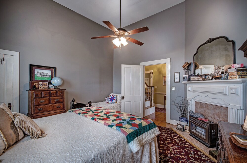 Clyde And Marie's Bed & Breakfast - thumb 5