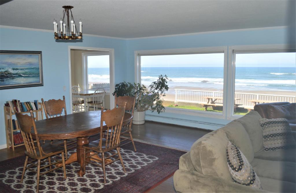 Captains Quarters Beach House - thumb 3