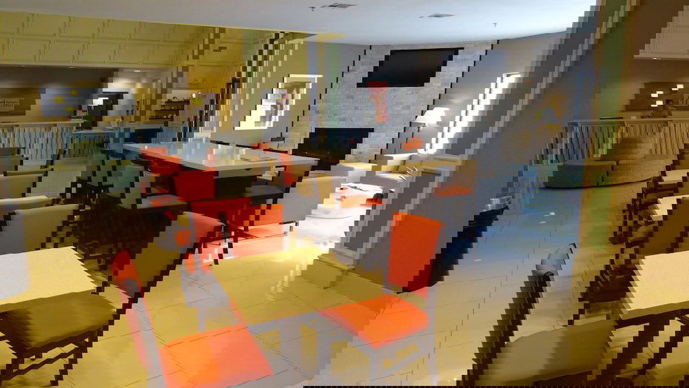 Holiday Inn Express Kansas City-Bonner Springs, An IHG Hotel - thumb 2