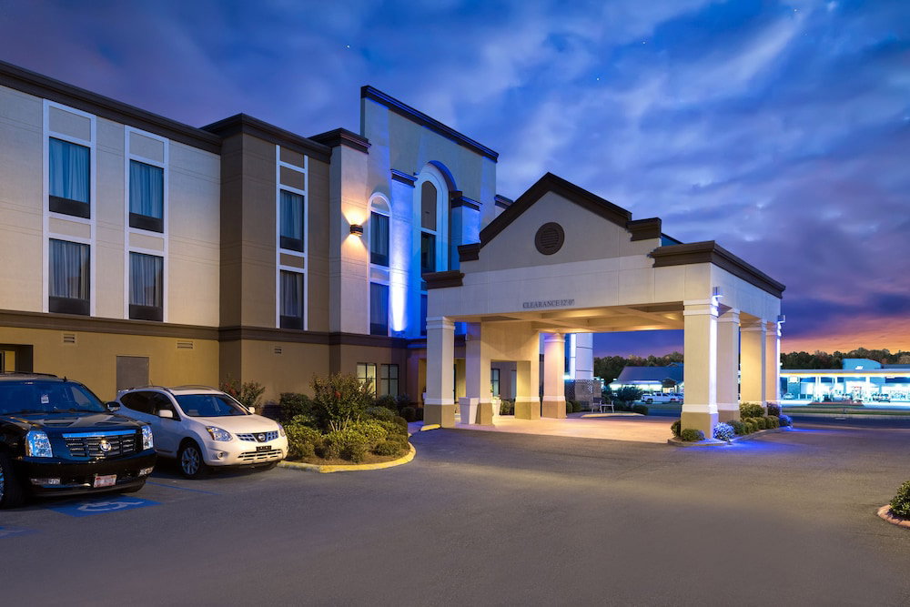 Holiday Inn Express & Suites Grenada, An IHG Hotel - thumb 0