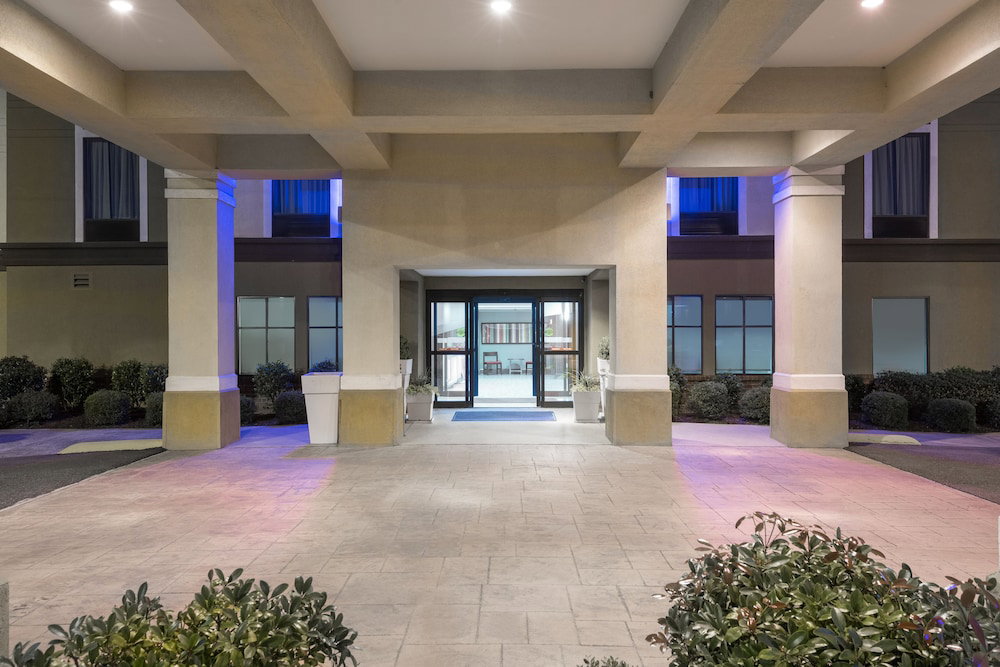 Holiday Inn Express & Suites Grenada, An IHG Hotel - thumb 3
