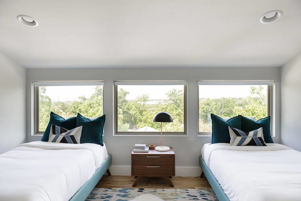 Enjoy A Curated Designer Home With Rooftop Deck - thumb 1