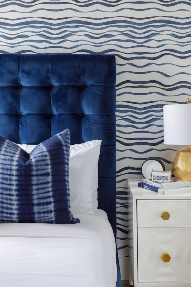 Enjoy A Curated Designer Home With Rooftop Deck - thumb 6