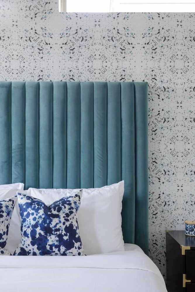 Enjoy A Curated Designer Home With Rooftop Deck - thumb 2