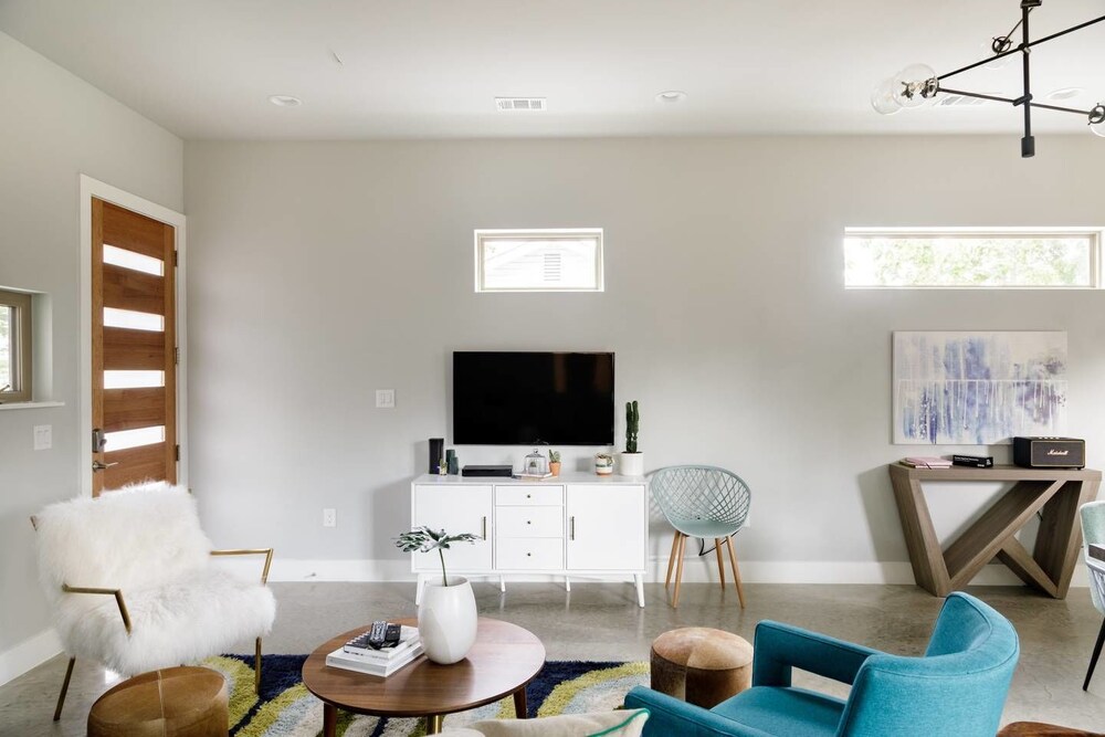 Enjoy A Curated Designer Home With Rooftop Deck - thumb 0