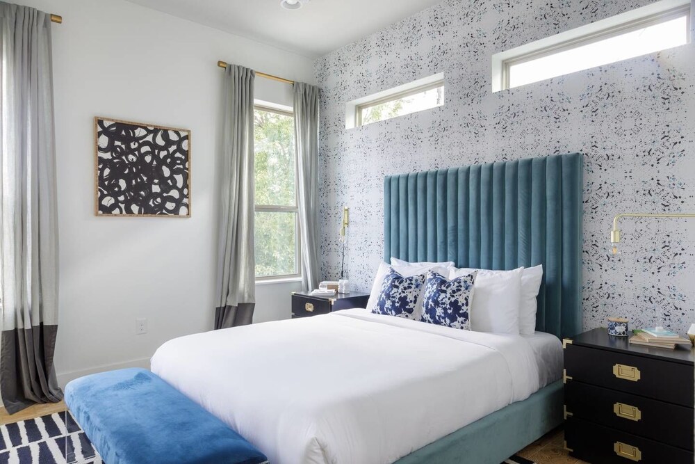 Enjoy A Curated Designer Home With Rooftop Deck - thumb 3