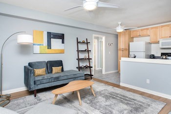 Quaint 1 BR Steps To PB By Domio - thumb 2