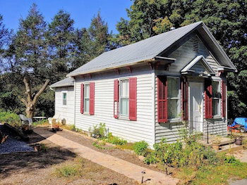 White_fence_english_ivy_cottage - thumb 1