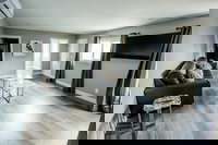 Raven Suite at Rellik House. Winery  Alpaca Farm