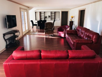 3BR Walkout Basement Apartment - thumb 0