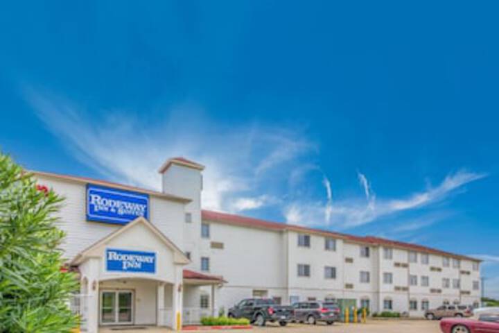 Rodeway Inn & Suites - thumb 0