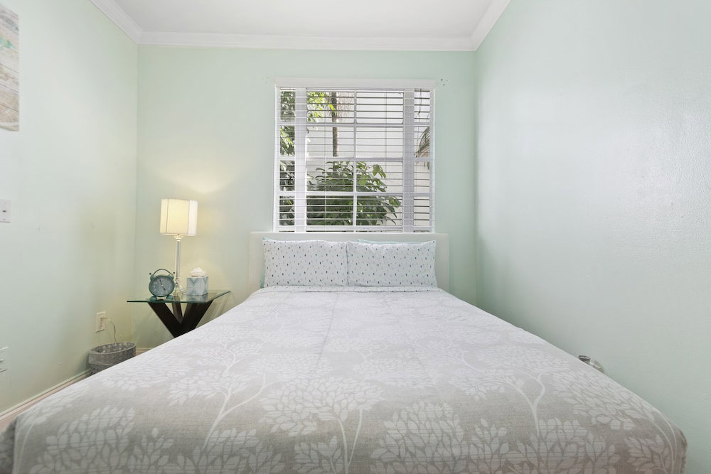 2 Bedroom Deluxe Apt On Collins Ave - thumb 3