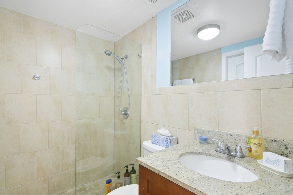 2 Bedroom Deluxe Apt On Collins Ave - thumb 4